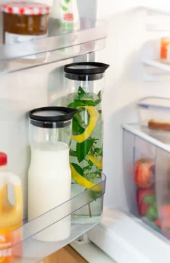 APS Glaskaraffe /// Ø 8 Cm, H: 25 Cm, 1 Liter /// Glas, 18/8 Edelstahl, Silikon /// Deckel Matt Poliert /// 10721 -Küchenzauber Günstiges Geschäft 0e81455f4531a537504fbb449e0b2e33