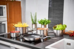 Rösle RÖSLE Basic Line Kochtopf Ø 24 Cm, Edelstahl 18/10, Mit Schüttrand Und Glasdeckel, Spülmaschinen- Und Induktionsgeeignet -Küchenzauber Günstiges Geschäft 0f107395572ca97dd52cea26874a82fc