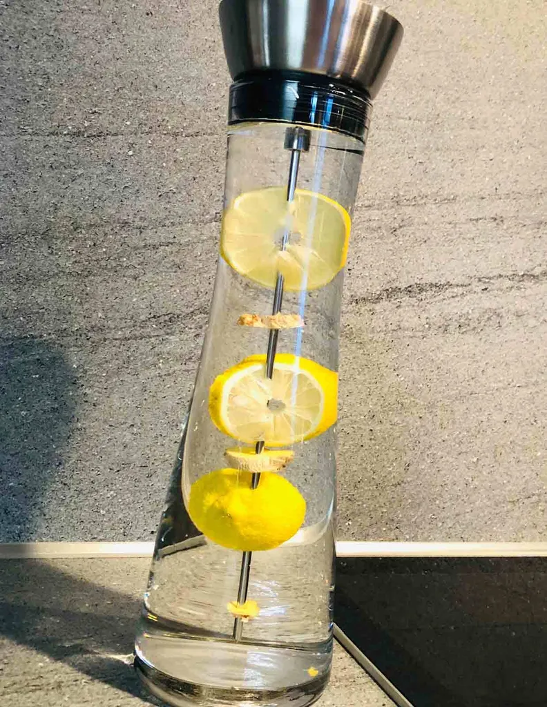 Flirt By R & B Glaskaraffe LENO Mit Fruchtspieß 1,3 Liter 5 Flirt By R & B Glaskaraffe LENO Mit Fruchtspieß 1,3 Liter – Bild 5