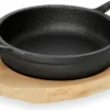 Servierpfanne Mit Holzuntersetzer, Gusseisen Unbeschichtet, 10-18 Cm Ø Wählbar : Servierpfanne Mit Holzuntersetzer, Ø 18 Cm, Variante: Servierpfanne Mit Holzuntersetzer, Ø 18 Cm