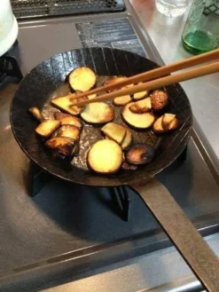 Turk 65224 Schmiedeeiserne Bratpfanne Mit Hakenstiel, Ø 18,5 Cm, Ø 24 Cm, H 3,5 Cm, Schwarz 15 Turk 65224 Schmiedeeiserne Bratpfanne Mit Hakenstiel, Ø 18,5 Cm, Ø 24 Cm, H 3,5 Cm, Schwarz -Küchenzauber Günstiges Geschäft f412151dd7bb03db4ee5d43a7ea79d6c